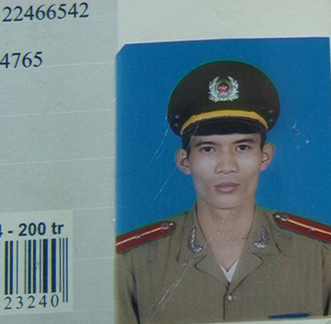 Đối tượng Sơn tại cơ quan công an và chiếc thẻ ngành giả mạo. Đối tượng Sơn tại cơ quan công an và chiếc thẻ ngành giả mạo.