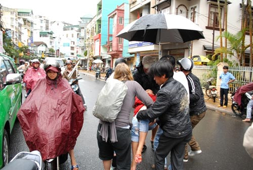 Khách Tây cứu người bị nạn bất tỉnh giữa phố, Tin tức trong ngày, cuu nguoi tai nan, khach tay, tai nan giao thong, so cuu, cuu nguoi bi nan, bao, tin tuc, tin hot, tin hay, vn