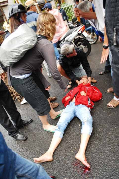 Khách Tây cứu người bị nạn bất tỉnh giữa phố, Tin tức trong ngày, cuu nguoi tai nan, khach tay, tai nan giao thong, so cuu, cuu nguoi bi nan, bao, tin tuc, tin hot, tin hay, vn