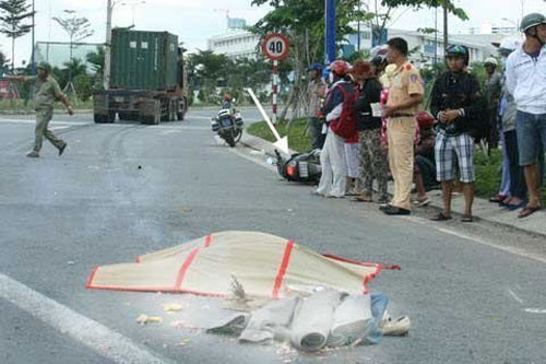 ù tuân thủ đúng làn đường, anh vẫn bị một xe đầu kéo từ phía sau lao tới đâm vào. Chiếc xe máy ngã xuống, 2 mẹ con văng vào bánh xe rơ mooc của đầu kéo, chết tại chỗ.