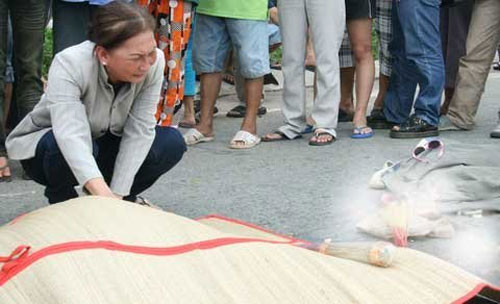 2 nạn nhân là chị Dương Hoàng Vũ Quyên (34 tuổi) và con là cháu Cao Dương Cát My (18 tháng tuổi).