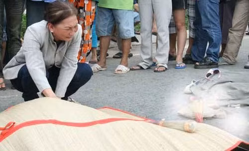 2 nạn nhân là chị Dương Hoàng Vũ Quyên (34 tuổi) và con là cháu Cao Dương Cát My (18 tháng tuổi). 2 nạn nhân là chị Dương Hoàng Vũ Quyên (34 tuổi) và con là cháu Cao Dương Cát My (18 tháng tuổi).