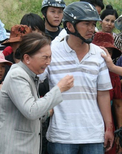 Mẹ anh Cát nghẹn ngào nhìn đứa cháu nội và con dâu vắn số