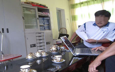 Ông Hoàng Đình Thiên im lặng khi nghe lại băng ghi âm "gạ tình" nữ giáo viên. Ông Hoàng Đình Thiên im lặng khi nghe lại băng ghi âm "gạ tình" nữ giáo viên.