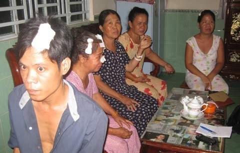 Chốt cửa, hất xăng thiêu 6 người thân, An ninh Xã hội, hat xang dot hang loat nguoi than, hat xang dot, thieu song nguoi than, thieu song, do xang dot nha, dot nha, giet nguoi, an mang, bao, bao cong an, bao an ninh, vn