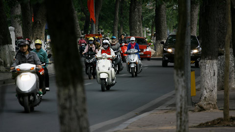 Tại Hà Nội: ngày mai, trời nhiều mây, có mưa vài nơi, sáng sớm có sương mù nhẹ, trưa chiều giảm mây trời nắng. Tại Hà Nội: ngày mai, trời nhiều mây, có mưa vài nơi, sáng sớm có sương mù nhẹ, trưa chiều giảm mây trời nắng.