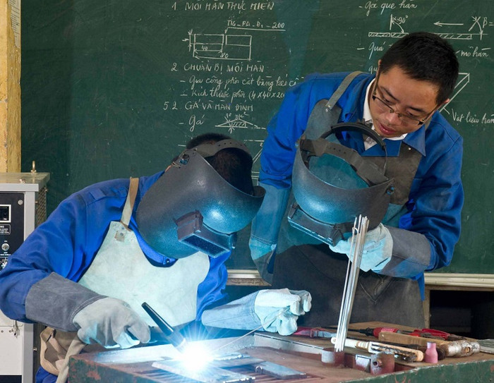 Trường Cao đẳng Công nghiệp Bắc Ninh chú trọng đảm bảo an toàn trong thực hành cho sinh viên. Ảnh: website trường. banner-leporello010004.jpg