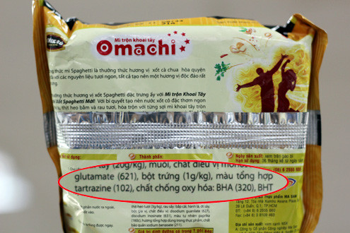 Sảm phẩm mì Omachi của Masan có chứa E102, trong khi mì Tiến Vua giá bình dân hơn lại quảng cáo là không có