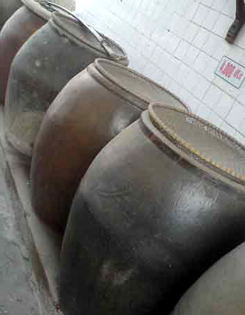 Nước mắm đang được pha chế Nước mắm đang được pha chế