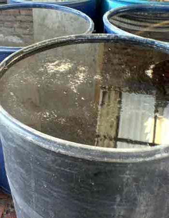 Những thùng nước mắm chờ mang ra thị trường Những thùng nước mắm chờ mang ra thị trường