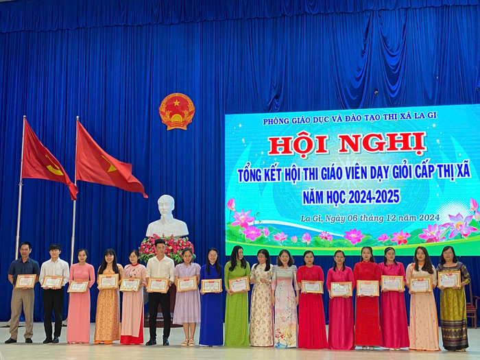 15 giáo viên xuất sắc được nhận giấy khen (Ảnh P.T) gdvn-gvxs1.jpg