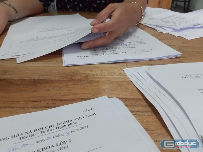 Giáo viên bình chọn sách. (Ảnh Thuận Phương) gdvn-hinh-giay-to-binh-chon-sach-9839.jpg