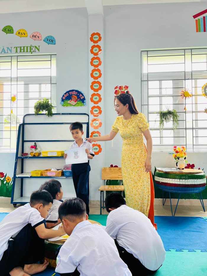 Học sinh chia sẻ về bức vẽ của mình. thư viện1.jpg