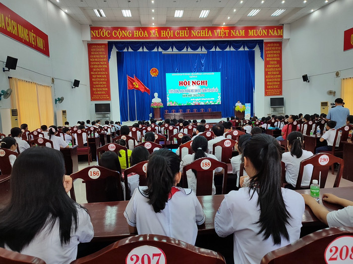 Lễ tuyên dương học sinh xuất sắc (Ảnh P.T) gdvn-tuyên dương.jpg