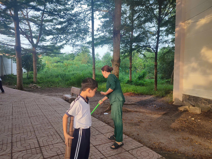 Phụ huynh cũng hỗ trợ quét dọn sân trường (Ảnh P.T) vệ sinh 1.jpg