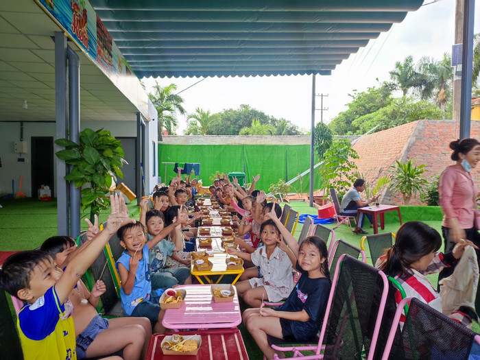 Học sinh vui vẻ với buổi liên hoan cuối năm do một số phụ huynh tài trợ (Ảnh tác giả) gdvn-liên hoan.jpg