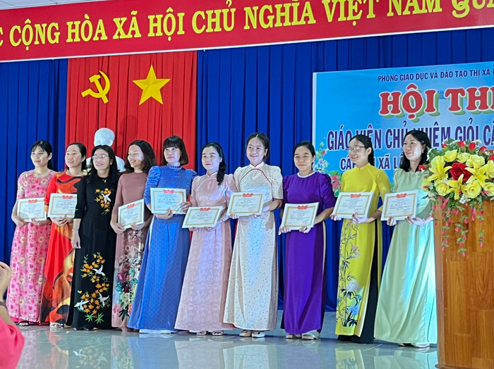 Giáo viên đạt giải xuất sắc (Ảnh tác giả) HÌNH GVXS.jpg
