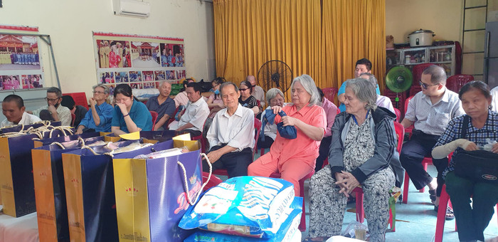 Những phần quà được trao đến tay người nhận (Ảnh nhóm thiện nguyện cung cấp) Những phần quà được trao đến tay người nhận (Ảnh nhóm thiện nguyện cung cấp)