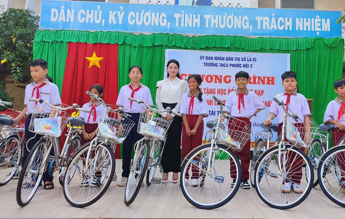 Chị Nguyễn Thị Phương Thảo, Việt kiều Úc trao quà cho học sinh nghèo) (Ảnh P.T) gdvn-trao quà.jpg
