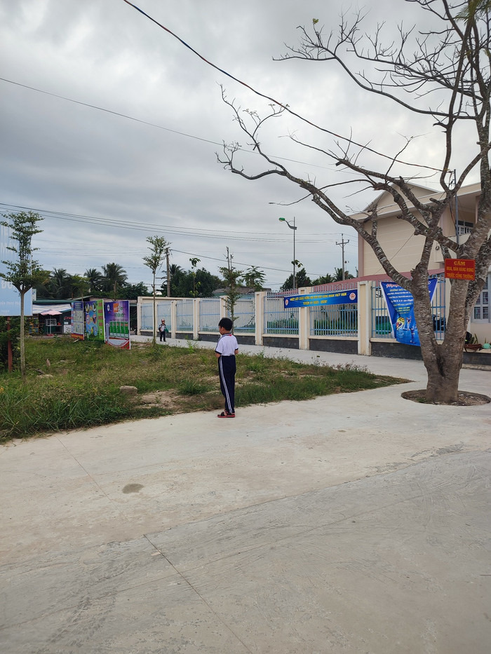 Tan trường cả tiếng vẫn có học sinh đứng chờ cha mẹ đón ngoài cổng trường (Ảnh P.T) Tan trường cả tiếng vẫn có học sinh đứng chờ cha mẹ đón ngoài cổng trường (Ảnh P.T)