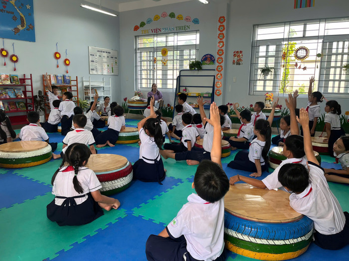 Học sinh hào hứng với tiết học. thư..jpg