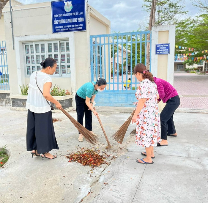 Giáo viên tiểu học tham gia làm rất nhiều việc ở trường. (Ảnh tác giả) gdvn-lao động.jpg