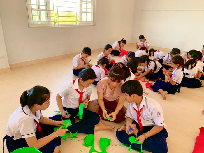 Giáo viên và học sinh trong một hoạt động ngoài giờ. gdvn-gv và hs.jpg