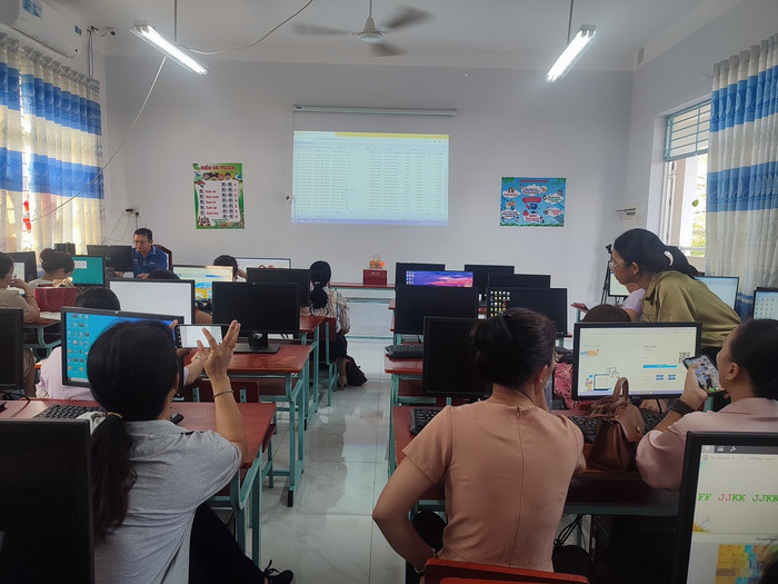 Giáo viên tham gia tập huấn học bạ điện tử (Ảnh Phan Tuyết) gdvn-tập huấn học bạ điện tử.jpg