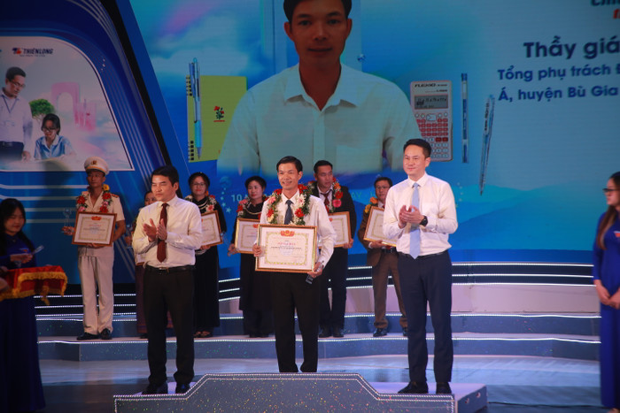 Thầy Lộc Văn Vệ nhận bằng khen của Trung ương Hội Liên hiệp Thanh niên Việt Nam. (Ảnh: Thu Thuỷ) GDVN_FM5A0965 2.JPG