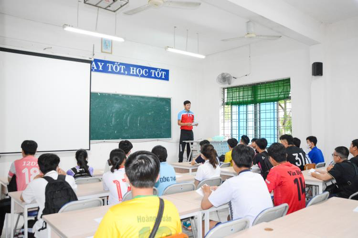 Thí sinh nghe phổ biến quy chế thi môn năng khiếu. (Ảnh: Website Trường Đại học Đồng Tháp) 47FA4124-E808-4CF5-B86C-C2A73E7A6423.png