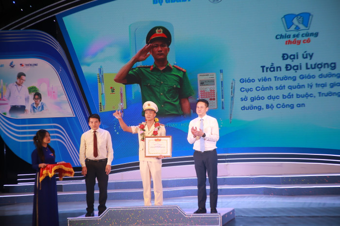 Đại úy Trần Đại Lượng nhận bằng khen tại chương trình. (Ảnh: Thu Thủy) GDVN_FM5A0949.JPG