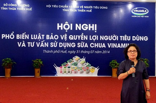 Tiến sĩ - Bác sĩ Nguyễn Thị Thu Hồng, Nguyên Phó Giám Đốc Sở Y Tế Tỉnh Bà Rịa Vũng Tàu tư vấn cho người tiêu dùng vấn đề “Sữa chua và những lợi ích về sức khỏe của sữa chua”. Tiến sĩ - Bác sĩ Nguyễn Thị Thu Hồng, Nguyên Phó Giám Đốc Sở Y Tế Tỉnh Bà Rịa Vũng Tàu tư vấn cho người tiêu dùng vấn đề “Sữa chua và những lợi ích về sức khỏe của sữa chua”.