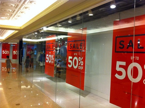 và vắng bóng người dù được cửa hàng trưng biển "sale" ở khắp nơi.
