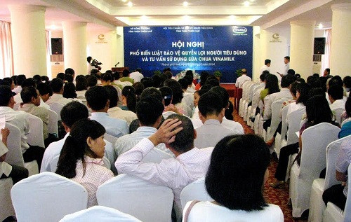 Hơn 400 người tiêu dùng đã đến tham dự Hội nghị do Vinamilk tổ chức ở Thừa Thiên Huế. Hơn 400 người tiêu dùng đã đến tham dự Hội nghị do Vinamilk tổ chức ở Thừa Thiên Huế.