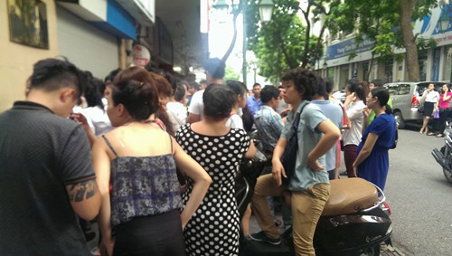 Những "tín đồ thời trang" không tiếc công chờ đợi.