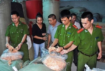 Cơ quan công an bắt giữ gần 2 tấn cá mực xé sợi được xác định là cao su. (Ảnh: TTXVN)