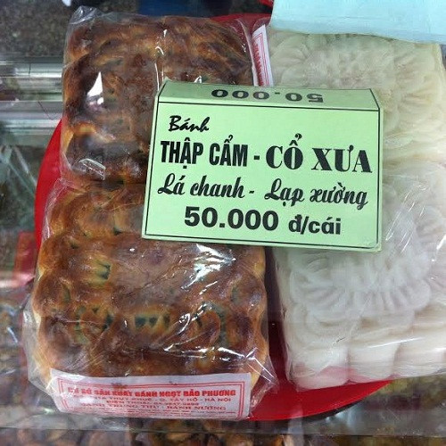 Bánh thập cẩm là một trong những loại bánh đặc trưng và hút khách của cửa hàng. Bánh thập cẩm là một trong những loại bánh đặc trưng và hút khách của cửa hàng.