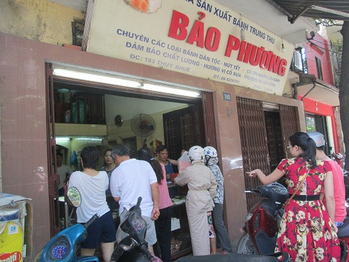 Ngày thường cửa hàng bánh trung thu Bảo Phương cũng đông khách tới mua. Ngày thường cửa hàng bánh trung thu Bảo Phương cũng đông khách tới mua.