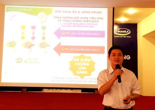 Ông Nguyễn Bằng Phi – Trưởng ban Nhãn hiệu Marketing ngành hàng sữa chua của Vinamilk chia sẻ với người tiêu dùng về cách bảo quản sản phẩm sữa chua luôn tươi ngon và đảm bảo dinh dưỡng. Ông Nguyễn Bằng Phi – Trưởng ban Nhãn hiệu Marketing ngành hàng sữa chua của Vinamilk chia sẻ với người tiêu dùng về cách bảo quản sản phẩm sữa chua luôn tươi ngon và đảm bảo dinh dưỡng.