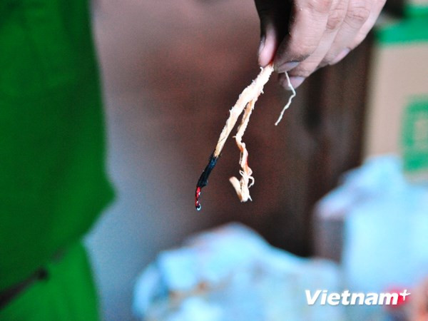 Đốt cháy có mùi khét lẹt (Ảnh: Võ Phương/Vietnam+)