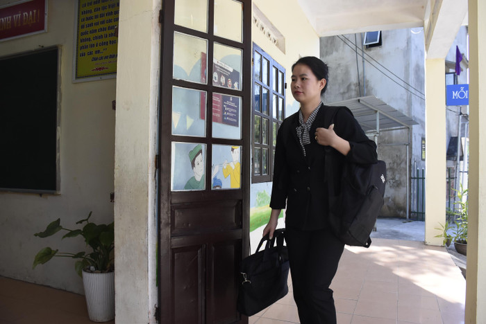 Hình ảnh cô giáo trẻ miệt mài mang máy tính đi “gieo”công nghệ thông tin đã quá đỗi quen thuộc và trở thành dấu ấn khó quên với phụ huynh và học sinh tại Trường Tiểu học Hoành Mô Hình ảnh cô giáo trẻ miệt mài mang máy tính đi “gieo”công nghệ thông tin đã quá đỗi quen thuộc và trở thành dấu ấn khó quên với phụ huynh và học sinh tại Trường Tiểu học Hoành Mô
