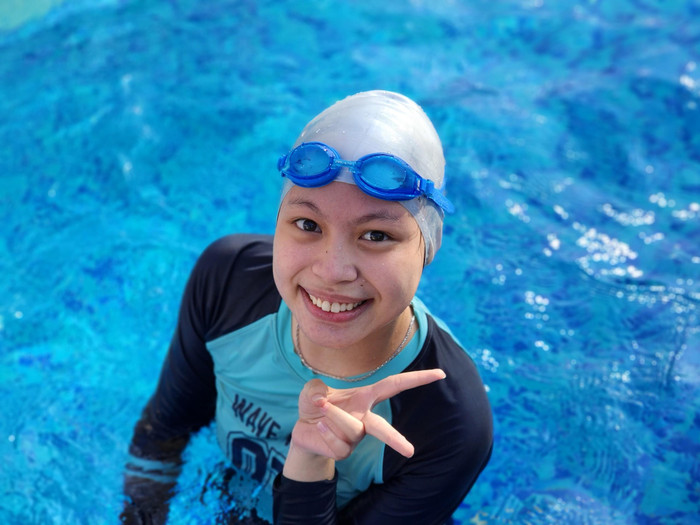 Thí sinh chia sẻ niềm vui khi về đích đầu tiên trong hạng mục bơi dành cho nữ (Ảnh: Phạm Linh)