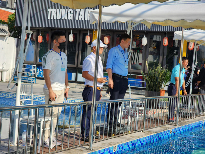 Thầy Đào Thế Anh - Hiệu trưởng Trường Trung học phổ thông Kiến Thụy (áo xanh, đứng giữa) nhấn mạnh tầm quan trọng của việc trang bị kĩ năng bơi, phòng chống đuối nước cho học sinh (Ảnh: Phạm Linh)