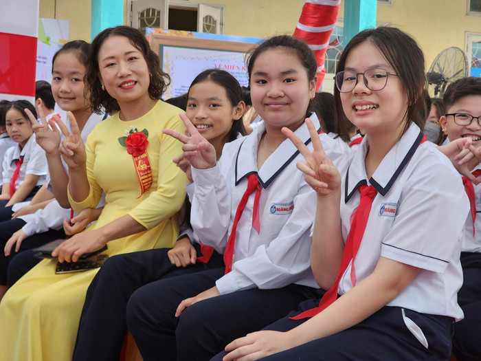 Học sinh hân hoan đón ngày kỷ niệm trọng đại của nhà trường (Ảnh: Phạm Linh)