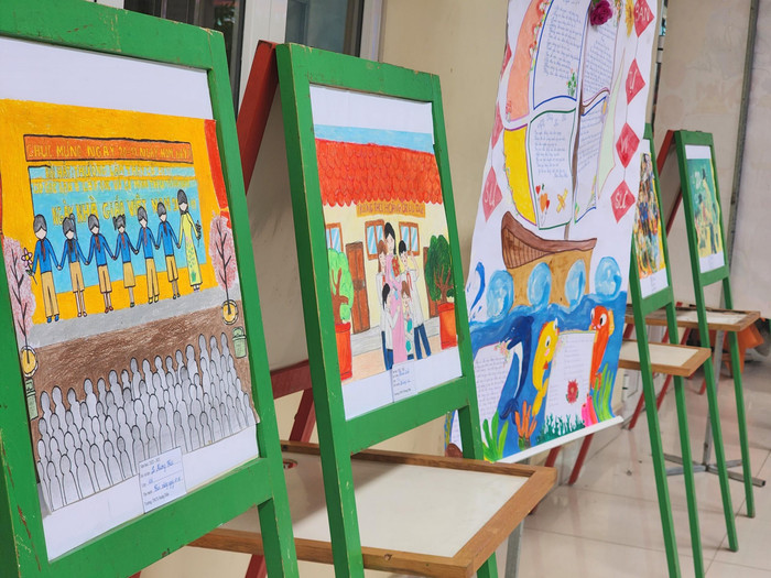 Khuôn viên nhà trường tràn ngập những bức tranh, bức thư gửi gắm niềm vui khi được học tập tại mái trường Hoàng Diệu của học sinh và cựu học sinh nhà trường (Ảnh: Phạm Linh)