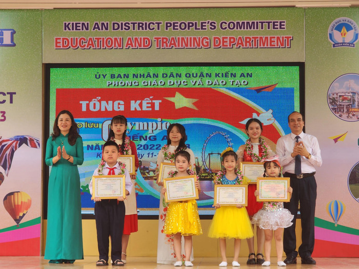 Ông Đỗ Văn Lợi - Phó Giám đốc Sở Giáo dục và Đào tạo Hải Phòng cùng bà Trần Thị Tuyết - Trưởng Phòng Giáo dục và Đào tạo quận Kiến An trao thưởng cho các đội thi giành giải Nhất phần thi Gala Festival (Ảnh: Phạm Linh) Ông Đỗ Văn Lợi - Phó Giám đốc Sở Giáo dục và Đào tạo Hải Phòng cùng bà Trần Thị Tuyết - Trưởng Phòng Giáo dục và Đào tạo quận Kiến An trao thưởng cho các đội thi giành giải Nhất phần thi Gala Festival (Ảnh: Phạm Linh)