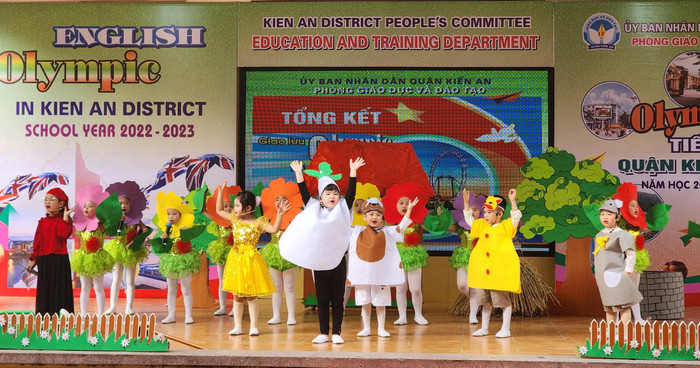 Học sinh mầm non cũng được làm quen sớm với tiếng Anh cũng như các cuộc thi tiếng Anh của toàn quận, thành phố (Ảnh: Phạm Linh) Học sinh mầm non cũng được làm quen sớm với tiếng Anh cũng như các cuộc thi tiếng Anh của toàn quận, thành phố (Ảnh: Phạm Linh)