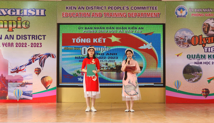 Học sinh thể hiện kỹ năng dẫn chương trình song ngữ tại Olympic tiếng Anh (Ảnh: Phạm Linh) Học sinh thể hiện kỹ năng dẫn chương trình song ngữ tại Olympic tiếng Anh (Ảnh: Phạm Linh)