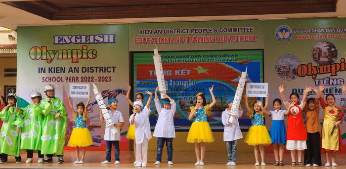 Học sinh tiểu học diễn kịch bằng tiếng Anh (Ảnh: Phạm Linh)