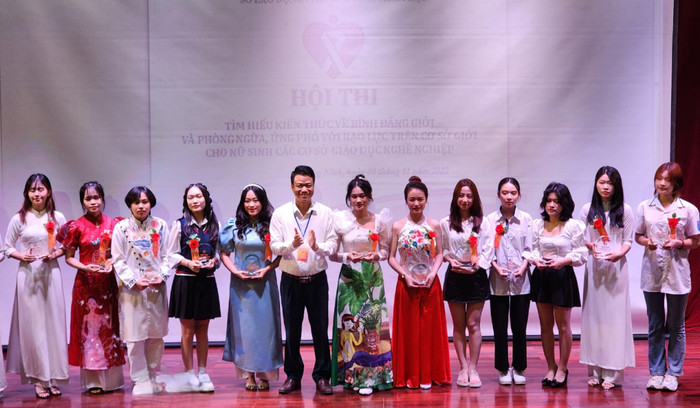 Phó Giám đốc Sở Lao động – Thương binh và Xã hội tỉnh Quảng Ninh trao cúp lưu niệm cho 21 thí sinh tham gia hội thi (Ảnh: Phạm Linh) Phó Giám đốc Sở Lao động – Thương binh và Xã hội tỉnh Quảng Ninh trao cúp lưu niệm cho 21 thí sinh tham gia hội thi (Ảnh: Phạm Linh)